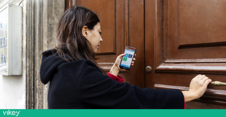 Ospite apre una porta con il cellulare tramite self check-in digitale Vikey