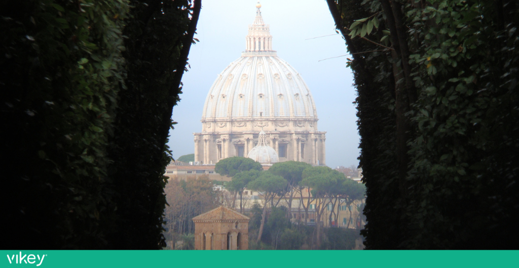 Vista della Cupola di San Pietro attraverso il Buco della Serratura dell’Aventino, Roma