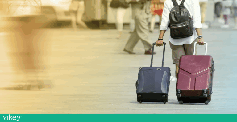 Viaggiatore con valigie in città durante l’estate 2025