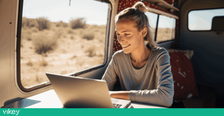 Nomade digitale al lavoro in viaggio con laptop in camper