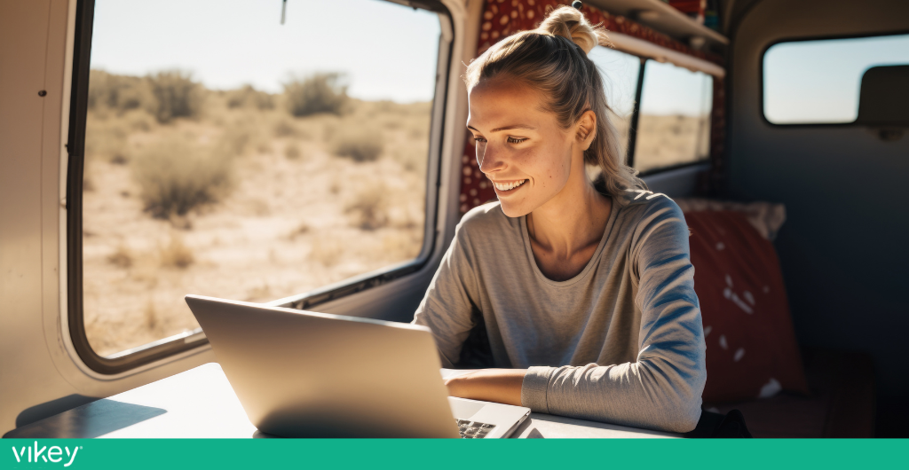 Nomade digitale al lavoro in viaggio con laptop in camper