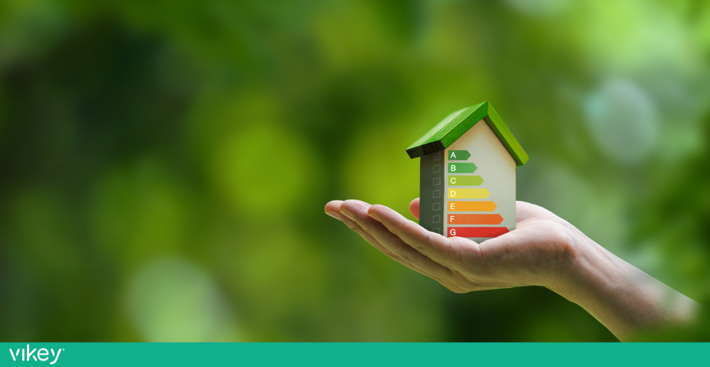 Casa con classi energetiche su mano, simbolo di economia circolare e sostenibilità negli affitti brevi