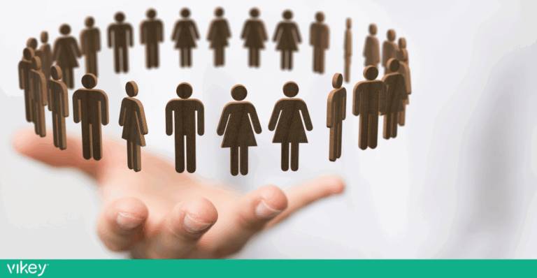 Mano che sostiene un cerchio di persone a simboleggiare il networking locale negli affitti brevi.