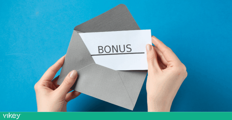 Mani che estraggono un foglio con la scritta “Bonus” da una busta, concetto di incentivo economico nel settore turistico.