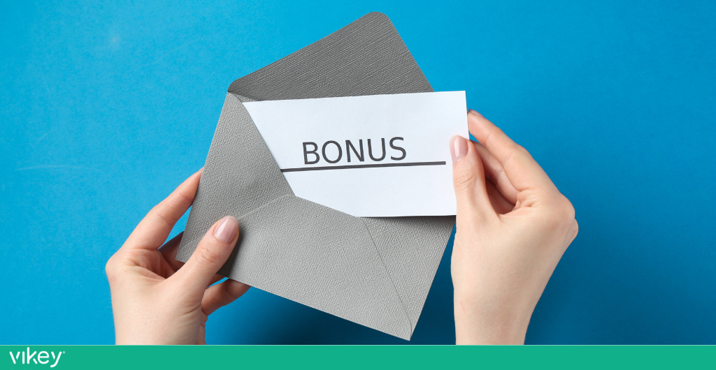 Mani che estraggono un foglio con la scritta “Bonus” da una busta, concetto di incentivo economico nel settore turistico.