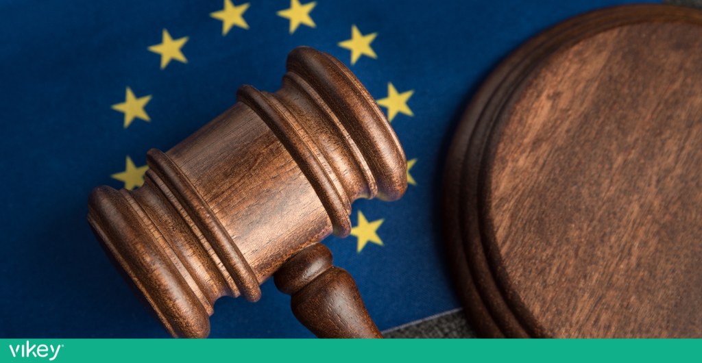 Martelletto giudiziario su sfondo con bandiera dell’Unione Europea, simbolo delle nuove regole UE sugli affitti brevi 2026.